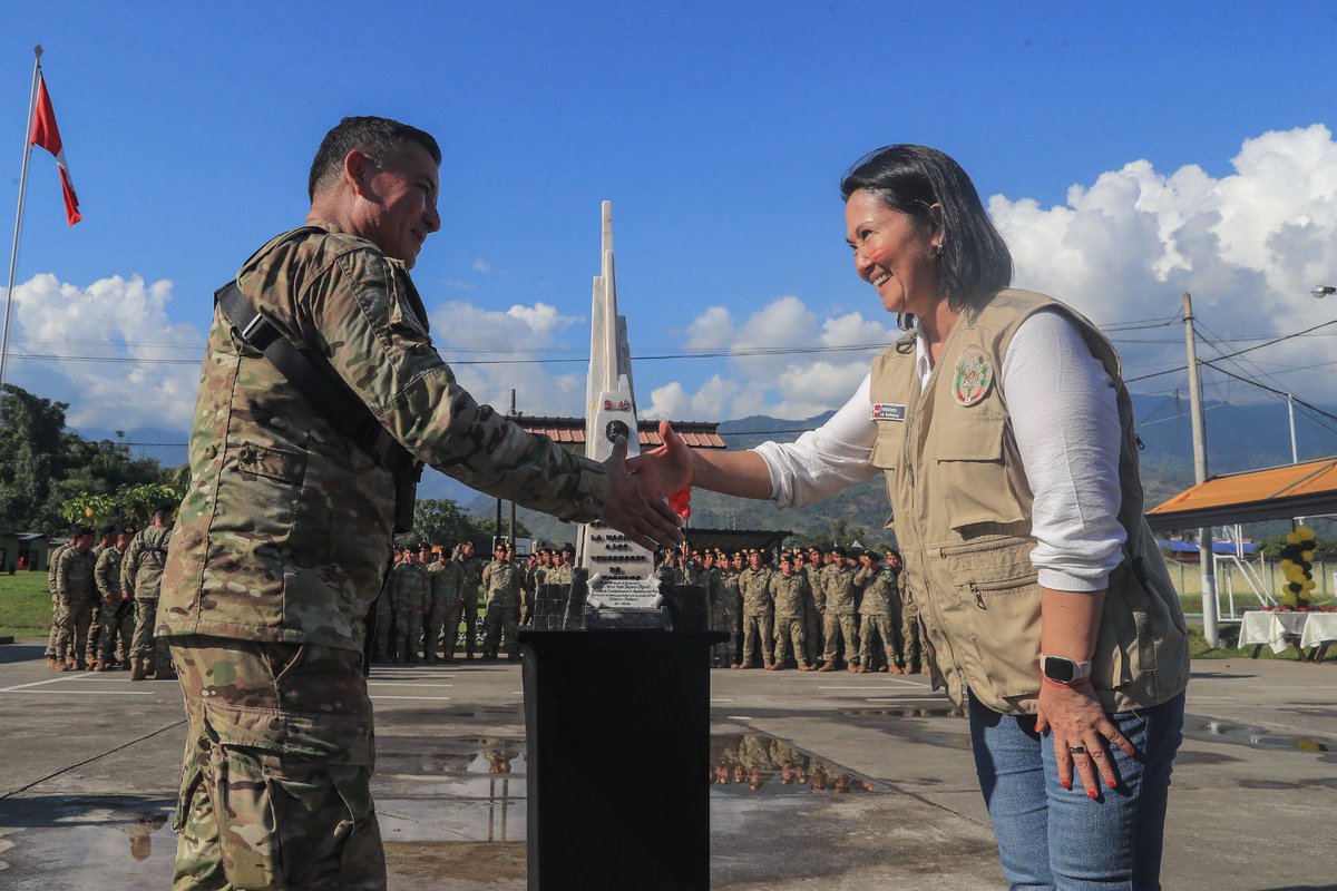 presidenciaperu's tweet photo. La presidenta de la república, Keiko Fujimori, llegó al Fuerte Wari, ubicado en el distrito de Pichari, donde continúa su agenda de trabajo junto a las Fuerzas Armadas en el VRAEM. En esta importante instalación militar del Ejército del Perú, sede de la Segunda Brigada de Infantería “Wari” e integrante del Comando Especial VRAEM, reafirma el compromiso del Estado con quienes trabajan diariamente por la seguridad y el desarrollo del país.
