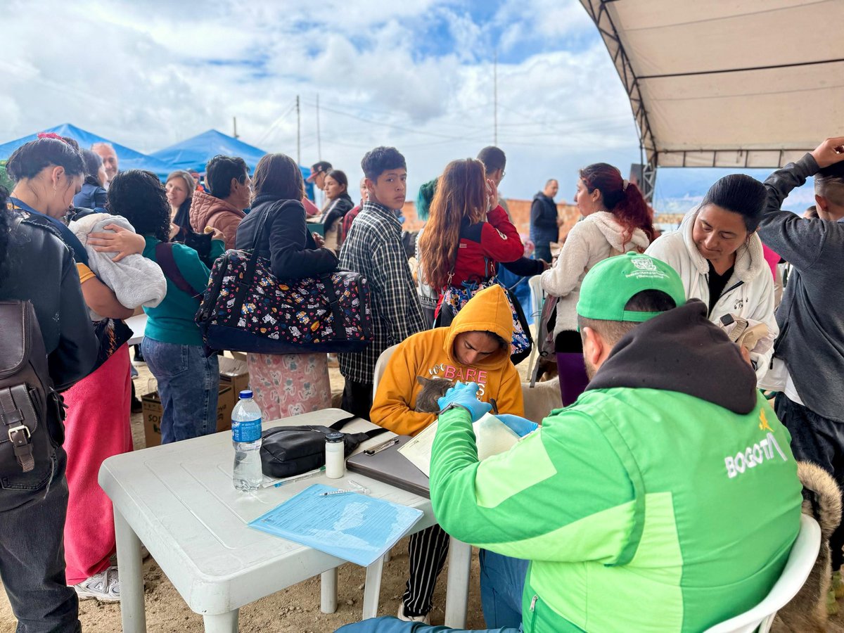 DefensoriaCol's tweet photo. Más de 300 personas y 100 animales recibieron atención integral durante la jornada #BuenFuturoHoy en el Barrio Santa Marta, localidad de Ciudad Bolívar (Bogotá).

En articulación con @SectorSalud, @TransMilenio, Alcaldía Local de Ciudad Bolívar, las EPS, el Instituto Distrital de Protección y Bienestar Animal (IDPYBA) @AnimalesBOG y demás entidades aliadas, brindamos asesoría a víctimas, atención en salud, vivienda y servicios públicos, entre otros.

¡Seguimos acercando la oferta institucional a la ciudadanía!