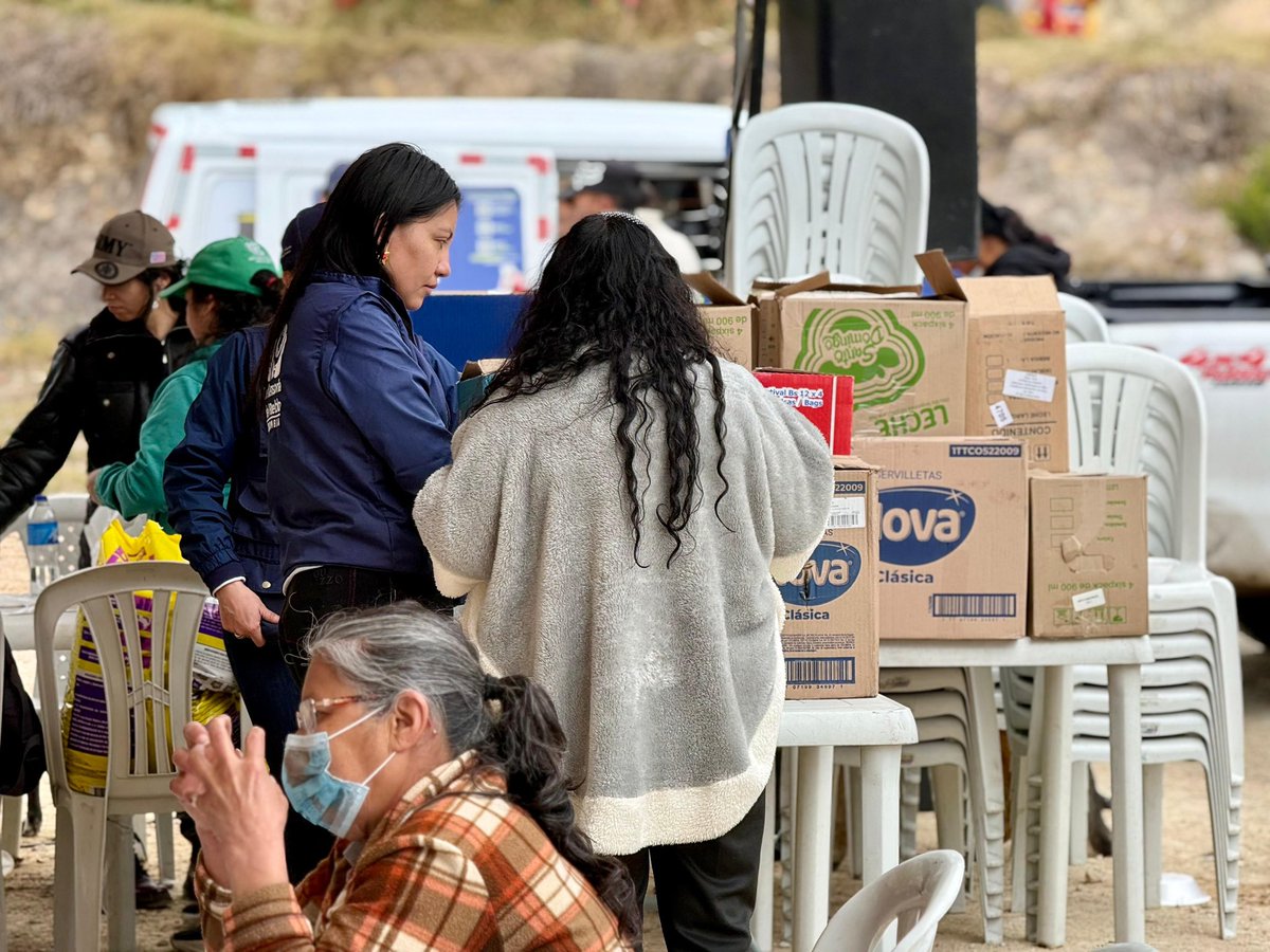 DefensoriaCol's tweet photo. Más de 300 personas y 100 animales recibieron atención integral durante la jornada #BuenFuturoHoy en el Barrio Santa Marta, localidad de Ciudad Bolívar (Bogotá).

En articulación con @SectorSalud, @TransMilenio, Alcaldía Local de Ciudad Bolívar, las EPS, el Instituto Distrital de Protección y Bienestar Animal (IDPYBA) @AnimalesBOG y demás entidades aliadas, brindamos asesoría a víctimas, atención en salud, vivienda y servicios públicos, entre otros.

¡Seguimos acercando la oferta institucional a la ciudadanía!