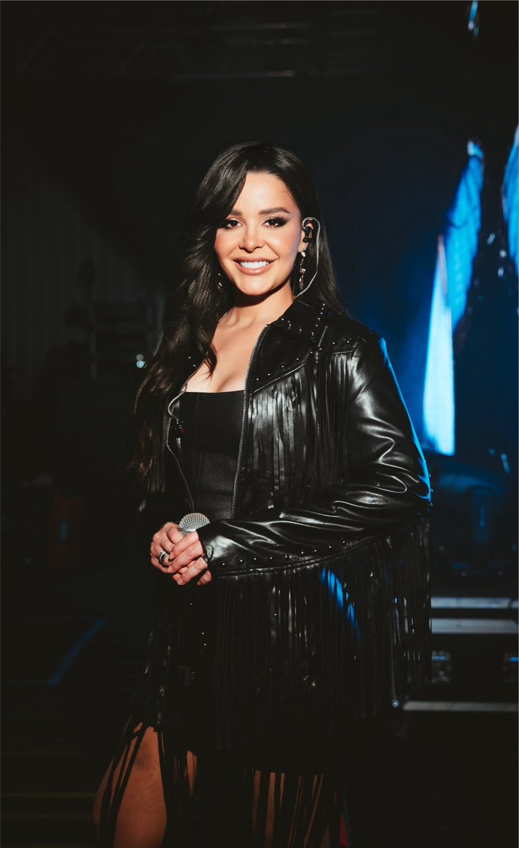 Maraisa's tweet photo. Encerrando os shows da semana em Alta Floresta D’Oeste-RO, e para fazer esse showzaço pra vocês, usei um maravilhoso look “all black” que eu amooooo!!🖤🎶 https://t.co/PUomlQ8QAd