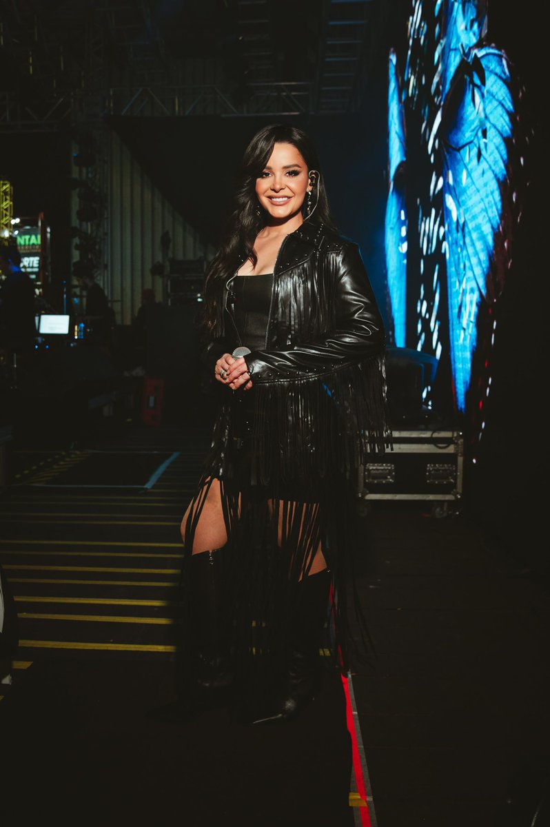 Maraisa's tweet photo. Encerrando os shows da semana em Alta Floresta D’Oeste-RO, e para fazer esse showzaço pra vocês, usei um maravilhoso look “all black” que eu amooooo!!🖤🎶 https://t.co/PUomlQ8QAd