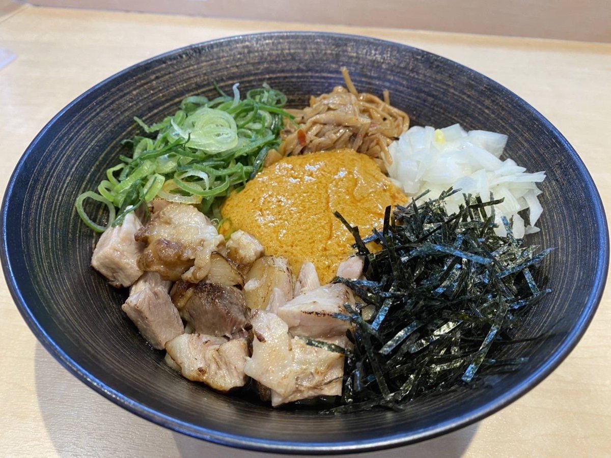 kudan_nakaji's tweet photo. おはようございます。
2日(日)通常通り営業致します。

和風な味付けのまぜそばは女性にも大人気。
丼の底に残った具とご飯を混ぜて美味しい【追い飯】がオススメです！

味噌ラーメン、まぜそば、ご飯物　各種

暑い日が続きますが、本日もよろしくお願いします。

※右の写真はオマール海老と蟹ミソの濃厚まぜそばです。
