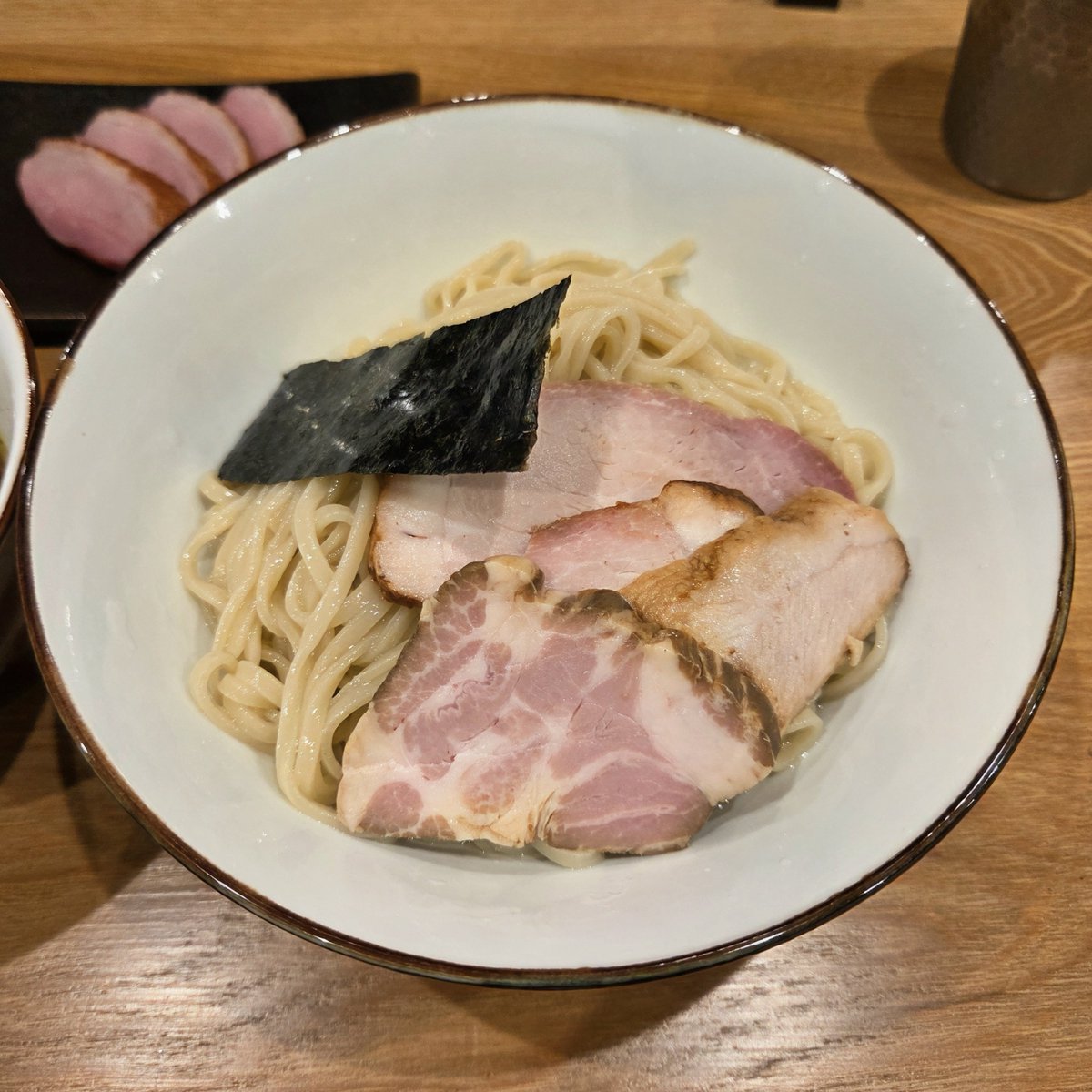 coventry_rose's tweet photo. らぁめん鴇@寒川にて、つけチャーシュー&amp;鴨ロース。
先日はつけ麺をブラック変更でいただいたので、今回はあえてつけダレはデフォで。チャーシューに鴨ロース追加でチャーシュー祭り。
昆布水を纏った平打ち麺はこの日も最高レベル👏🏻 最後は割りスープでほっこり😊 美味しく完食ごちそうさまでした🙏🏻 https://t.co/oEoVm3P2T3