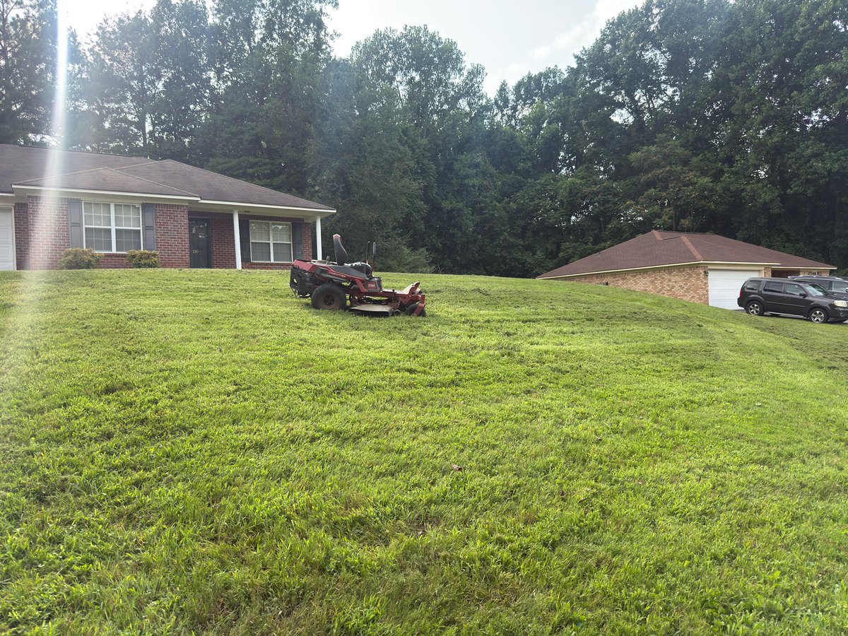 iamrodneysmith's tweet photo. Today I had the pleasure of mowing Ms. Blackwell lawn . She wasn’t at home , but when she returns , she will return to a freshly mowed lawn . Making a difference, one lawn  at a time. . https://t.co/YAALcA6H0m
