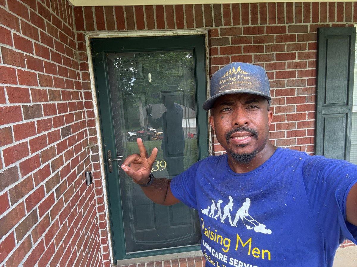 iamrodneysmith's tweet photo. Today I had the pleasure of mowing Ms. Blackwell lawn . She wasn’t at home , but when she returns , she will return to a freshly mowed lawn . Making a difference, one lawn  at a time. . https://t.co/YAALcA6H0m