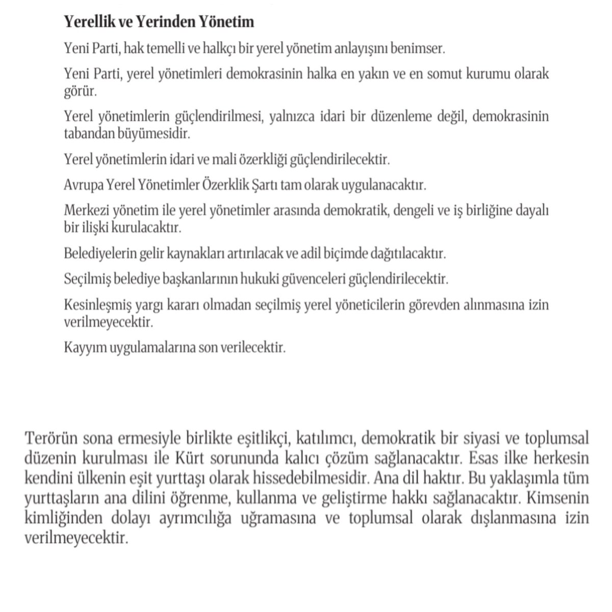 ceyrekfenomens's tweet photo. ❗İzledim, okudum, biraz da bekledim.. İlk kez YENİ Parti hakkında açıkça yazmaya ve eleştirilerimi dile getirmeye karar verdim..

Önce Kuva-yi Milliye diyeceksiniz, Atatürk diyeceksiniz, milliyetçileri ve Atatürkçüleri yeni bir başlangıca davet edeceksiniz ve ardından 41 sayfalık parti programınıza Kürt sorunu, ana dil haktır, eşit yurttaşlık, yerel yönetimlerin idari ve mali özerkliği ve Avrupa Yerel Yönetimler Özerklik Şartı'nın tam uygulanması ifadelerini yerleştireceksiniz..

Sonra Space odalarında Yerel yönetimlerin özerkliği nedir, bunu anlatalım diye kavramın teorik ve idari tanımını uzun uzun aktaracak, Türkiye'nin içinde bulunduğu toplumsal ve siyasi şartları yok sayacaksınız..

Türkçe yazılmış parti programını tekrar Türkçeye çevirir gibi, özerkliğin yalnızca belediyelerin kendi görev alanlarında daha rahat karar vermesinden ibaret olduğunu anlatıp insanların aklıyla dalga geçmeyin.. Metin ortada, kavramlar ortada, Türkiye'de bu kavramların yıllardır hangi siyasi taleplerle birlikte kullanıldığı da ortada..

Sorun bizim kavramın teorik tanımını bilmememiz değil,sizin teorik tanımı öne çıkarıp kavramın Türkiye’deki siyasi kullanımını ve doğurabileceği sonuçları görünmez kılmaya çalışmanızdır..

Elbette idari özerklik ile bağımsızlık aynı şey değildir.. Zaten itirazımız da özerklik eşittir bağımsızlık gibi basit bir denklem değildir.. Mesele, bu kavramın hangi ülkede, hangi tarihsel tecrübe içerisinde, kimler tarafından ve hangi siyasi taleplerle birlikte kullanıldığıdır..

Türkiye, yerel yönetim tartışmasını boş bir zeminde yapmıyor.. Etnik ve bölgesel siyaset yürüten partiler, belediyeler üzerinden yaşanan ağır tartışmalar, terör ve ayrılıkçılık tecrübesi ortadayken belediye özerkliğini yalnızca tarafsız bir idare hukuku meselesiymiş gibi anlatamazsınız..

Ülkede bunların hiçbiri yokmuş, kavramın üzerine hiçbir siyasi anlam yüklenmemiş gibi davranıp özerklik üniter devlete aykırı değildir demek, gerçek soruya cevap vermek değildir..

Çünkü tartışılan şey, bir hukuk kitabında özerkliğin nasıl tanımlandığı değil, Türkiye'nin somut şartlarında idari ve mali özerkliğin hangi yetkileri, hangi kurumlara ve nasıl bir siyasi ortam içerisinde devredeceğidir..

Türkiye'de vatandaşların hukuk, ekonomi, eğitim ve kamu hizmetleri alanında yaşadığı gerçek sorunları çözmek başka şeydir, milyonlarca Kürt kökenli yurttaşı tek ve homojen bir siyasi toplulukmuş gibi Kürt sorunu başlığı altında yeniden tanımlamak başka şeydir..

Kürt vatandaşların tamamının ortak bir etnik statü, özerklik veya farklı vatandaşlık tanımı talebi de yok.. Türkiye'de milyonlarca Kürt kökenli yurttaş kendisini Türk milletinin eşit bir parçası olarak görerek, hayatını ayrı bir etnik siyasi statü talebi üzerinden de kurmamaktadır..

Buna rağmen siyasal dilde Kürt sorunu, Kürt oyları ve eşit yurttaşlık ifadeleri öylesine yerleştirildi ki, belli siyasi çevrelerin talepleri bütün Kürtlerin ortak iradesiymiş gibi sunulmaya başlandı.. Kürt vatandaşları tek bir siyasi kimliğe mahkûm eden ve onları Türk milleti tanımının dışına iten de tam olarak bu dildir..!

Bireylerin kültürünü ve dilini yaşatma hakkını savunmak başka şeydir, ana dil, eşit yurttaşlık, Kürt sorunu ve yerel özerklik kavramlarını aynı siyasi paket içerisinde sunmak başka şeydir..

Üstelik mesele yalnızca bunlarla da sınırlı değil.. Anayasa'nın 66. maddesi, "Türk Devletine vatandaşlık bağı ile bağlı olan herkes Türktür" diyerek vatandaşlık tanımını açıkça ortaya koyarken, parti programında bunun yerine "Cumhuriyetimize yurttaşlık bağıyla bağlı olan herkes eşittir. Türk milleti bu anlayışla tanımlanır" denilmiş..

Madem aynı şeyi söylüyorsunuz, Anayasa'daki açık tanımı neden olduğu gibi kullanmıyorsunuz? Türktür demek yerine neden yalnızca eşittir deyip Türk milletini ayrıca ve muğlak bir biçimde yeniden tanımlama ihtiyacı duyuyorsunuz?

Bu kelime tercihi, programdaki eşit yurttaşlık, Kürt sorunu, ana dil ve yerel özerklik başlıklarıyla birlikte okunduğunda elbette sorgulanacaktır..! 

+