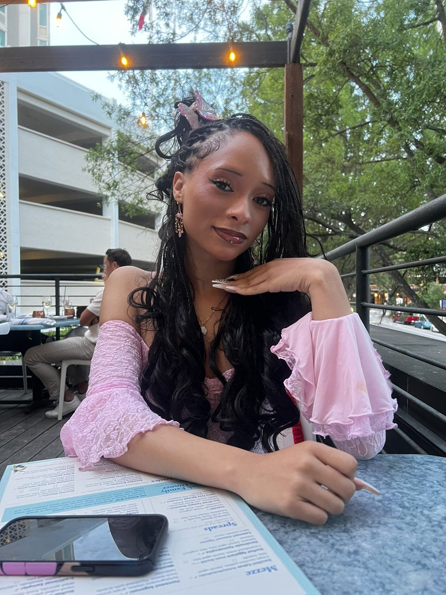klubfih's tweet photo. happy national girlfriend’s day to my pretty girl 👩🏽‍❤️‍💋‍👩🏽 https://t.co/3XD14g1OLZ