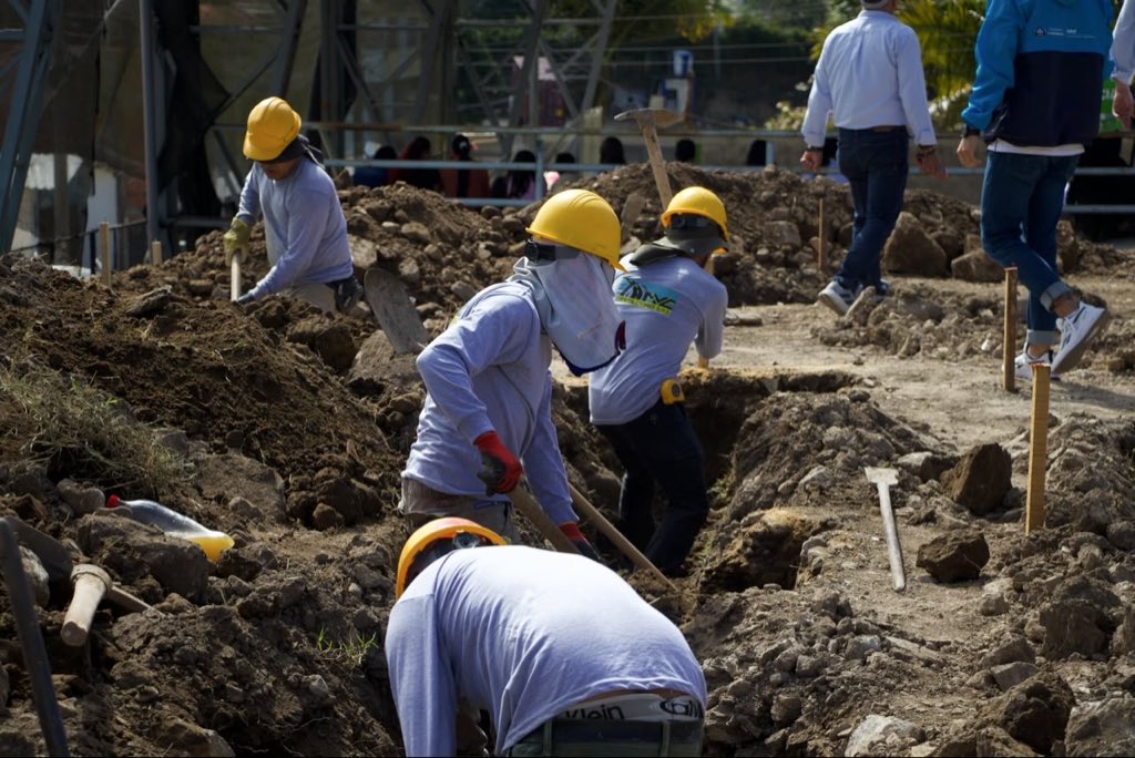 JorgeEmilioRey's tweet photo. Les presento uno de los 87 centros de salud que estamos interviniendo durante nuestro gobierno. En esta oportunidad se trata del Centro de Salud de Subia, en el municipio de #Silvania, donde hoy inicia la construcción de una nueva sede, teniendo en cuenta que la anterior ya no cumplía con los requerimientos necesarios para su funcionamiento.

Hemos invertido más de $26.181 millones en mejoramientos e infraestructura hospitalaria durante 2024 y otros $280.767 millones en 2025, una apuesta que nos permitirá fortalecer la prestación de los servicios de salud en todo el departamento.

Para esta sede destinamos una inversión cercana a los $2.800 millones. La nueva infraestructura contará con 521 m² destinados al fortalecimiento de la capacidad instalada del Centro de Salud, permitiendo ampliar la oferta de consulta externa y de apoyo diagnóstico mediante la habilitación de nuevos servicios como telemedicina, nutrición y dietética, optometría, psicología, terapia respiratoria, fisioterapia y radiología odontológica.