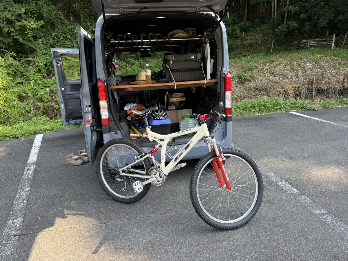 REDMASKagent_k_'s tweet photo. 今日も自転車で遊んでいくわよ https://t.co/ZKDrsoirJP
