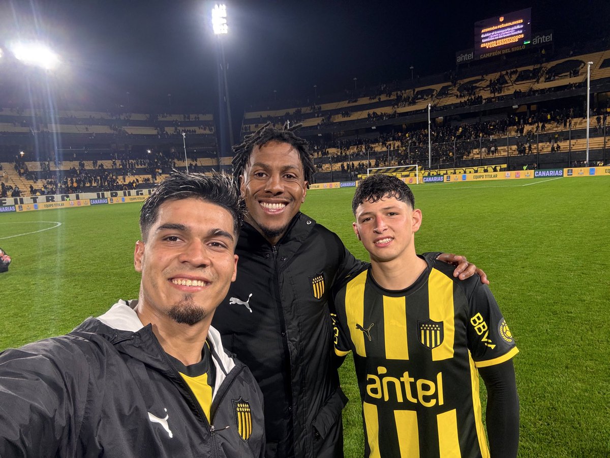 OficialCAP's tweet photo. La Joya, Mati y Leo 🤳 

#SelfieCarbonera de sábado por la noche. https://t.co/DxmFpyNWFH