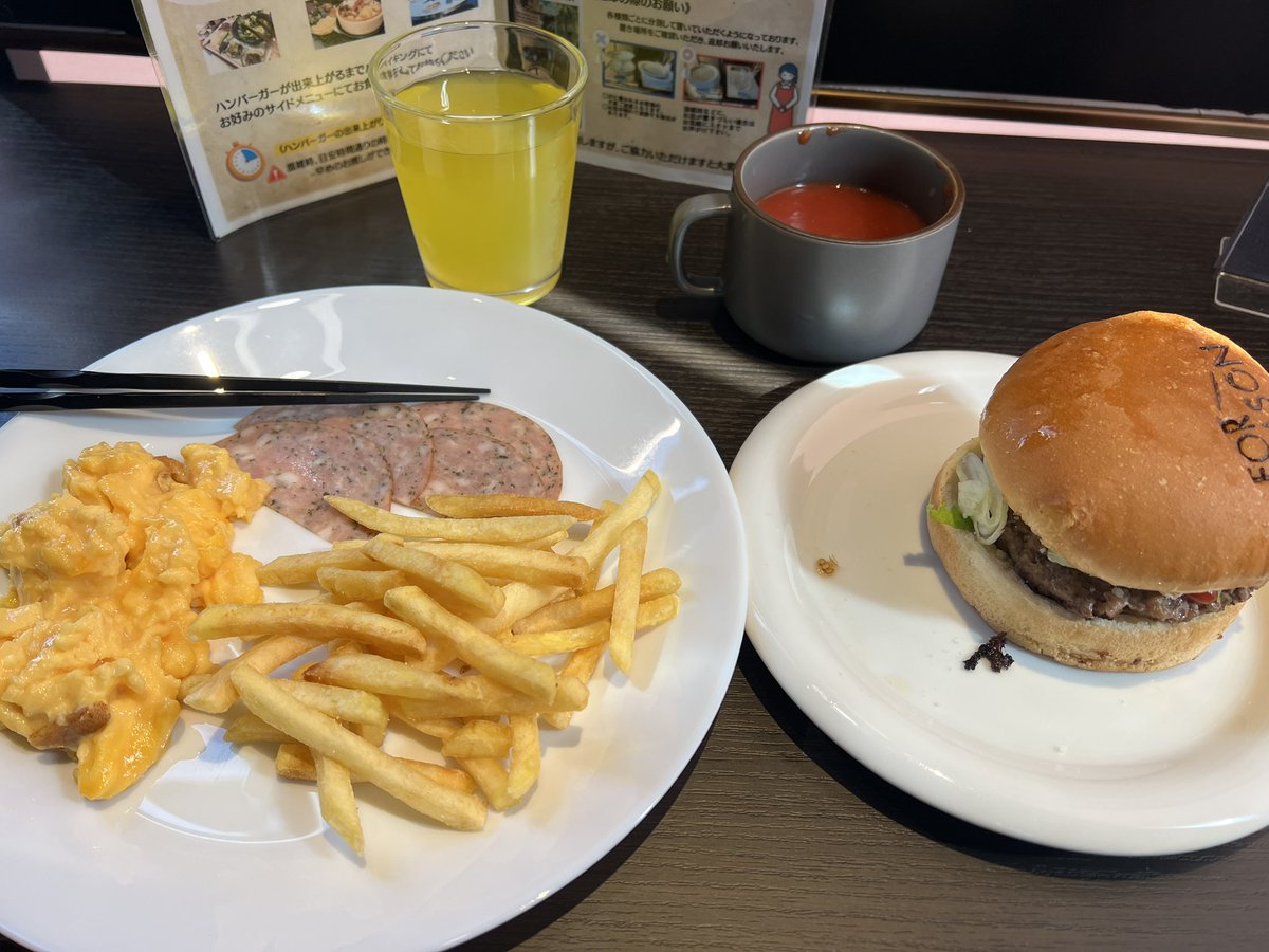 kurisu13_bb's tweet photo. バーガースタイルの朝食初めてだな。これがアパ風朝マックですか。 https://t.co/B6orH9JtQe