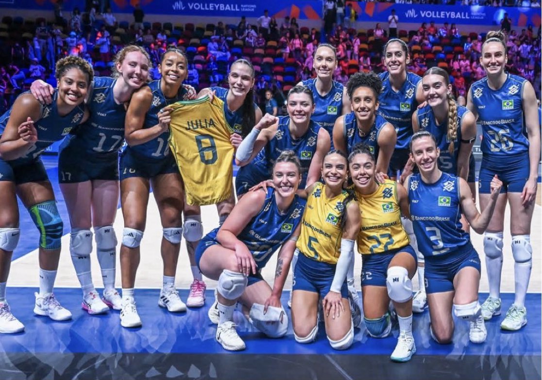 RAM10215's tweet photo. 🇧🇷 17 jogadoras devem se apresentar na terça-feira:
• Roberta, Macrís
• Rosamaria, Kisy, Tainara
• Diana, Luzia, Lorena, Larissa
• Gabi, Ana, Júlia, Helena, Basso
• Marcelle, Natinha, Nyeme

✅ 14 jogadoras serão inscritas para o Sul-Americano
❌ 3 deverão ser cortadas https://t.co/TkfwsZEgXF