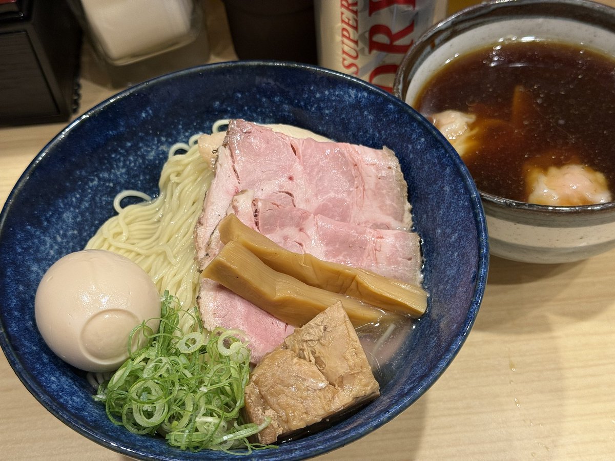 newsact1's tweet photo. 西荻窪駅構内の「中華そば よしかわ」で、なんか流行ってるらしい昆布水つけ麺「特製地鶏中華つけそば（醤油）」をいただく。
なるほど、細麺がくっつかないための昆布水なのね。こりゃ確かにつけ麺新ジャンルだわ。
でも周りの客は皆、夏限定の「冷やし煮干しそば」食べてた。あれうまそう https://t.co/Nvm7O9FGEe