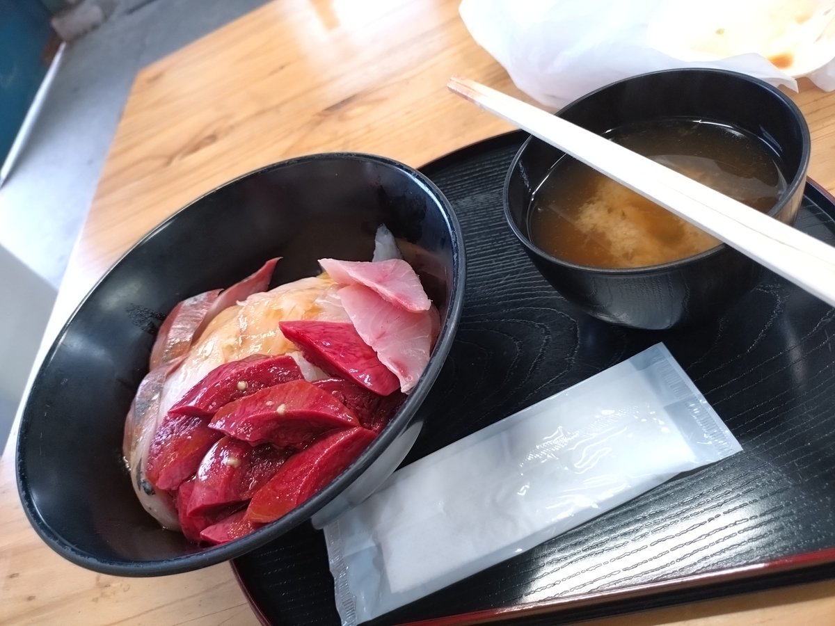 Punta_ToTo's tweet photo. 塩竈市場で朝飯

マイ海鮮丼
もうか
ヒラメ
ブリ
の三色丼＼(^o^)／

腹パン https://t.co/oN24JeIKhG