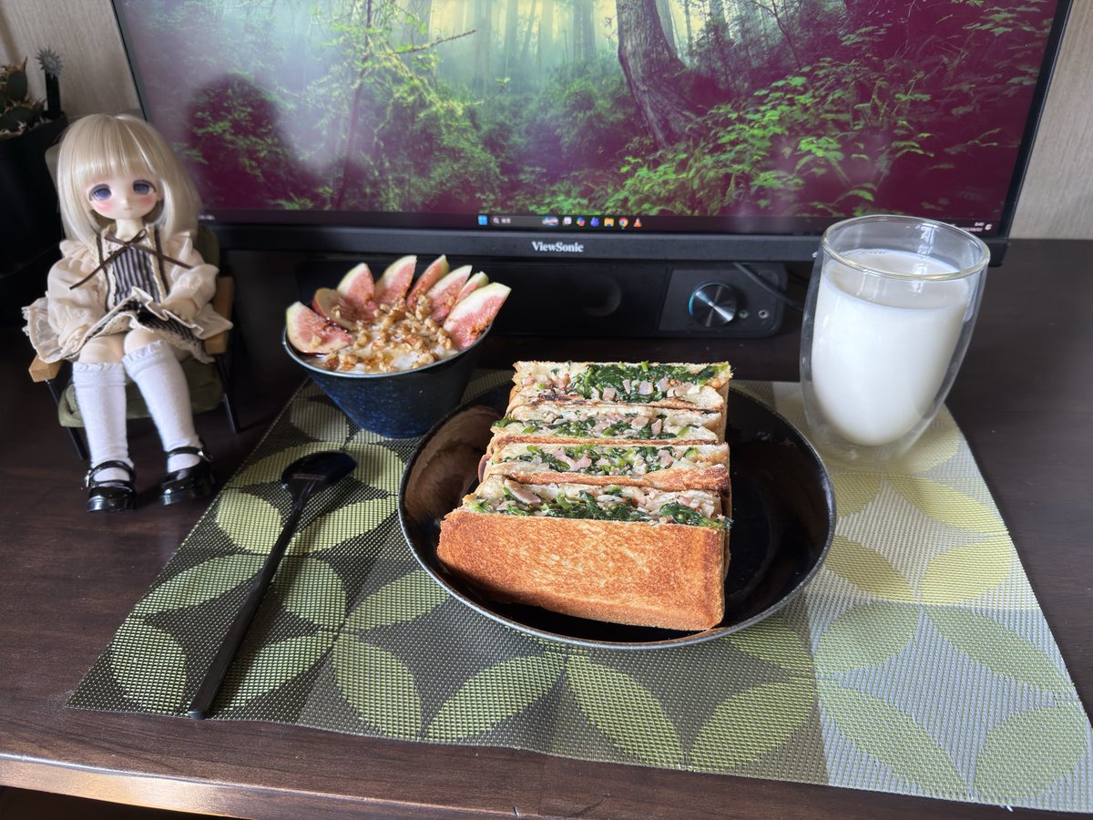 NormalUncleDesu's tweet photo. おはようございます。

特にめちゃくちゃ動く予定はないけれど朝からがっつり食べます！
俺は！欲望に！弱い！

・スピナッチもどきサンド
・もっちりヨーグルトにイチジク���クルミ乗せてハチミツかけたやつ

今日は何しようかなー。

 #ドールと朝ごはん
 #ドール
 #tinyfox https://t.co/L7NApBjNkd