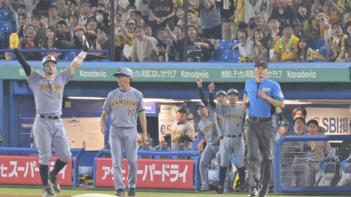 tamae_sport's tweet photo. 坂本誠志郎ホームランの瞬間の佐藤輝明 https://t.co/KSn6lDdKOi