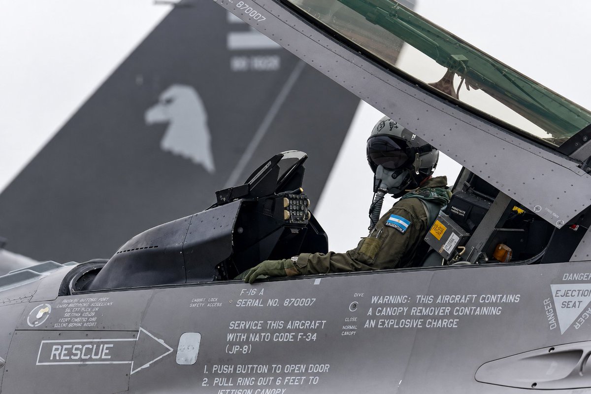 FAArgentinas's tweet photo. 🇦🇷 | Uno de los primeros pilotos argentinos del Sistema de Armas F-16 Fighting Falcon 💪🇦🇷

Esta no es una foto cualquiera. Es uno de los primeros pilotos argentinos que alcanzó recientemente la primera certificación del Programa Peace Cóndor.

Con disciplina, profesionalismo y un exigente proceso de formación, los pilotos continúan su entrenamiento, formando parte de una generación que tendrá la responsabilidad de operar uno de los sistemas de armas más avanzados y letales incorporados por la Fuerza Aérea Argentina en décadas.

Cada vuelo, cada misión y cada hora de entrenamiento representan un paso más hacia una nueva etapa para quienes tendrán la responsabilidad de defender los cielos de nuestra Nación.

NHQP!

📸FAA

@JMilei 
@TGCarlosPresti 
@MinDefensa_Ar 
@FuerzaAerea_Arg 
@LockheedMartin 
@F16argentina 
@pldocmd 
@EmbajadaEEUUarg 
@forsvaretdk 
@ARGinUSA 
@pabloquirno 
@topaces