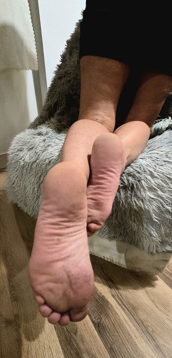 MadameBellona's tweet photo. Który Kundel chce pierwszy wyczyścić?
Na kolana i i otwieraj pysk!!
Brudne podeszwy. Mój ślad. Moja zasada. 🖤

Niektórzy tylko patrzą… inni marzą, żeby zasłużyć na chwilę mojej uwagi. 👠

Grzeczne kundelki wiedzą, gdzie jest ich miejsce. 🔥#DirtyFeet #FootFetish #FootDomme #GoddessVibes #Domina #HighHeels #KinkCommunity #BDSM #ObeyMe #GoodBoy #FetishQueen #OFPromo #PPV