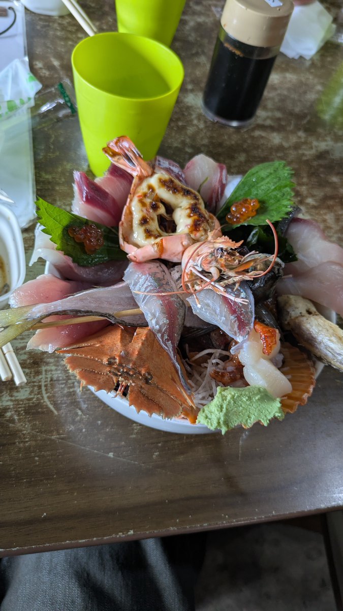 KGO0103's tweet photo. 宮崎旅行楽しかった

海鮮丼は大分のお店だけど、めちゃ美味しかった！
これで1400円は安すぎる https://t.co/ihYcGqI2h0