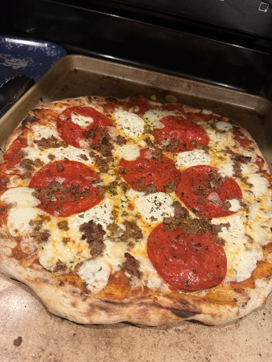 Chane21MS's tweet photo. First time making pizzas on the grill https://t.co/ShNJkbniVp