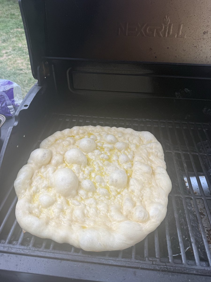 Chane21MS's tweet photo. First time making pizzas on the grill https://t.co/ShNJkbniVp