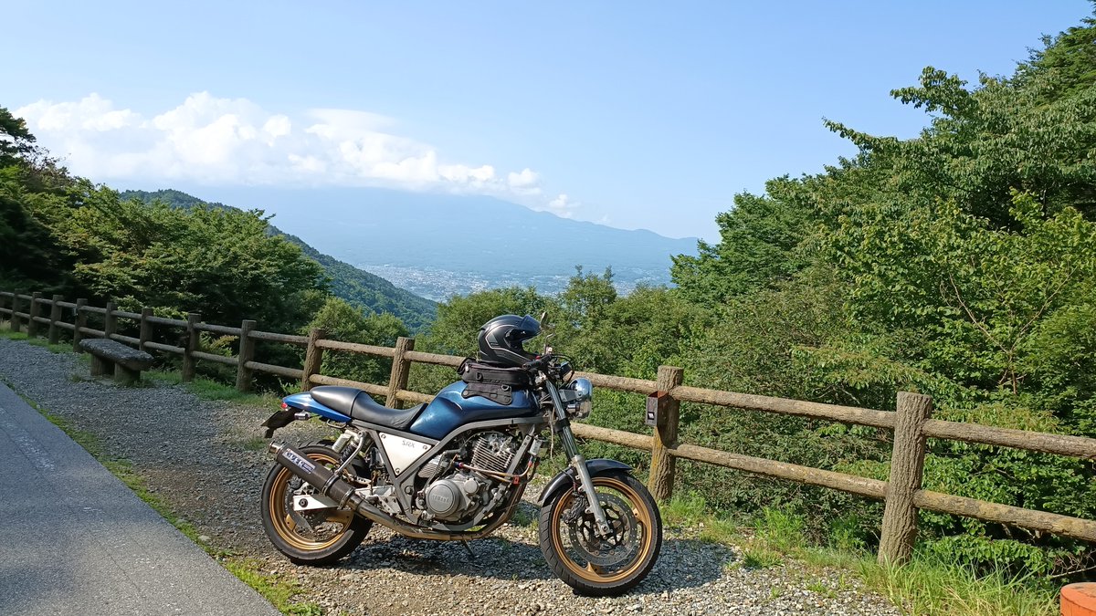 jinto58357107's tweet photo. バイクで御坂みちの峠の茶屋まで
富士山は雲で見えません
#SRX
#富士山 https://t.co/Juys0LleQA
