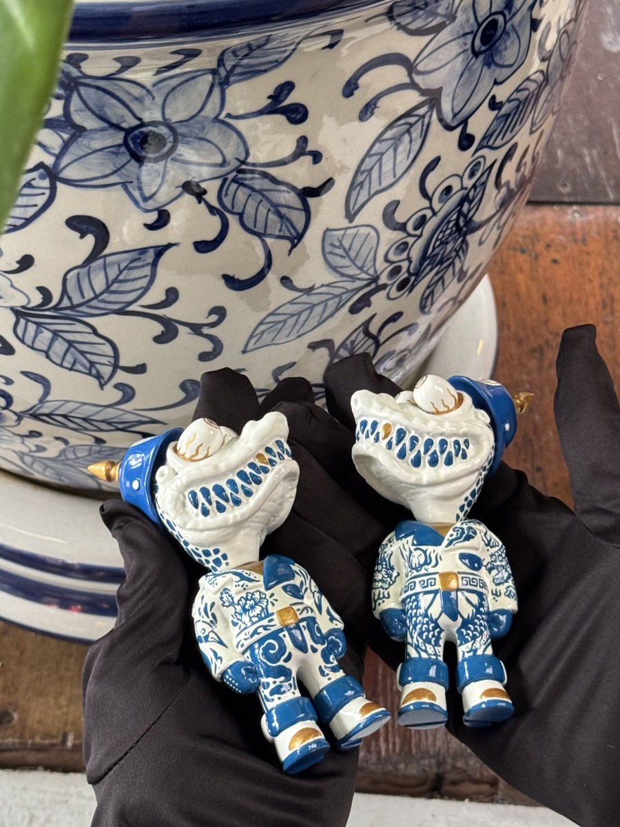the_craftboy's tweet photo. MOTOLIZARD BLUE &amp; WHITE “เครื่องลายคราม”

#thecraftboy #craftboy #handcraft #arttoy #motolizard https://t.co/xklhal4esr