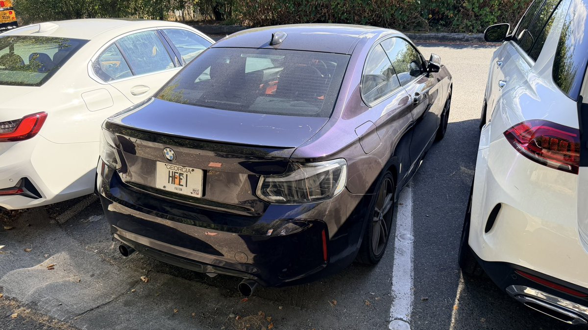 rexz_Pi's tweet photo. BMW parking 0/10 #bmw #parking #bmwdriver https://t.co/QoeG6ffzOG