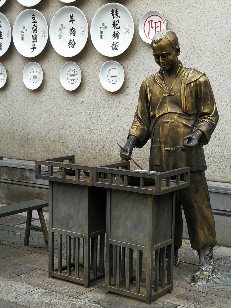 Bublic19's tweet photo. 下班路过老巷，偶遇卖糖画的阿伯，阳光下的糖丝闪着细碎的光，把童年的甜攥成了手中的小太阳， https://t.co/p9hjVBDP8A