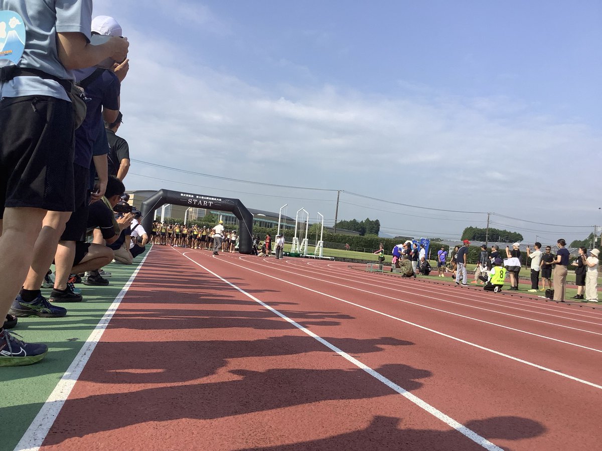darudanian's tweet photo. 秩父宮記念第51回富士登山駅伝競走大会が午前8時に陸上競技場をスタートしました。距離48.19km、標高差3,199mのコースを6区間に分け、6人の走者が往路、復路を走ります。酷暑の中ですが選手の皆さんのご健闘をお祈りします。また、��タッフの皆さんも暑さの中、大会の準備と運営ご苦労様です。 https://t.co/ztAbN5EJwH