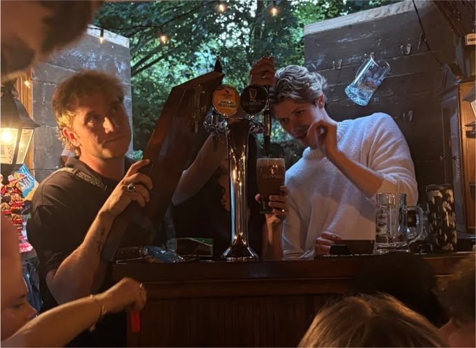 alexdunneupdate's tweet photo. 🍾 | FESTEIRO!

Alex Dunne com Indy Lewis e John Hewson em stories de Daisy Jacob. Queriam estar nessa festa? https://t.co/O9WoUsbKdw