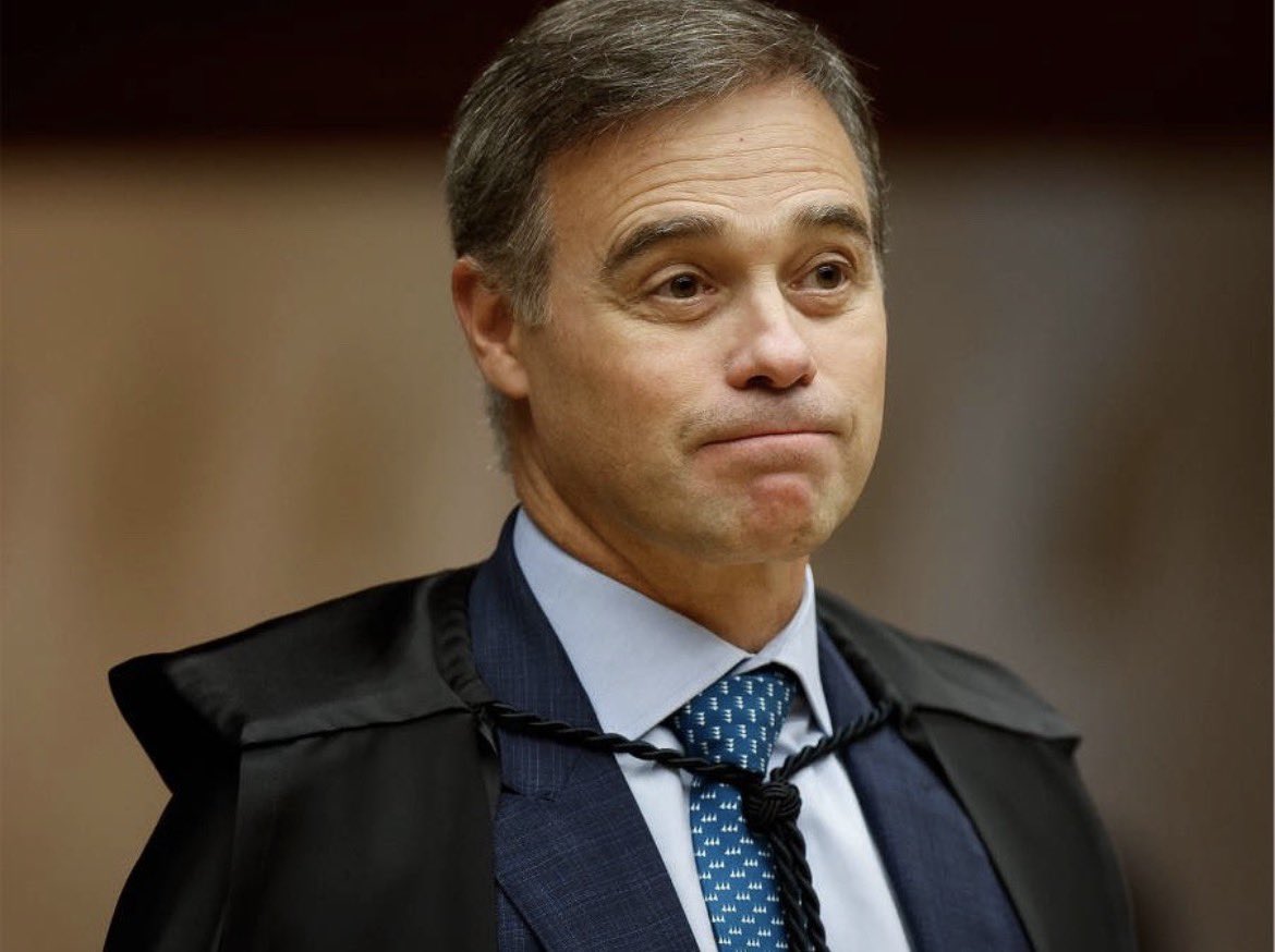 pesquisas_elige's tweet photo. 🚨REVELADA A FARSA: Thiago Ferreira, o Secretário da Polícia Federal encarregado pelo pedido de prisão do filho do Presidente Lula (PT), foi o irresponsável acusado de promover o monitoramento ILEGAL DE 579 OPOSITORES do PRESIDIÁRIO Jair Bolsonaro, entre 2019 e 2022. Siga @Pesquisasdolula e @pesquisas_elige, perfis 100% LULA, para saber sobre MAIS FARSAS que a grande imprensa esconde do Brasil!🇧🇷👍😭😎😦