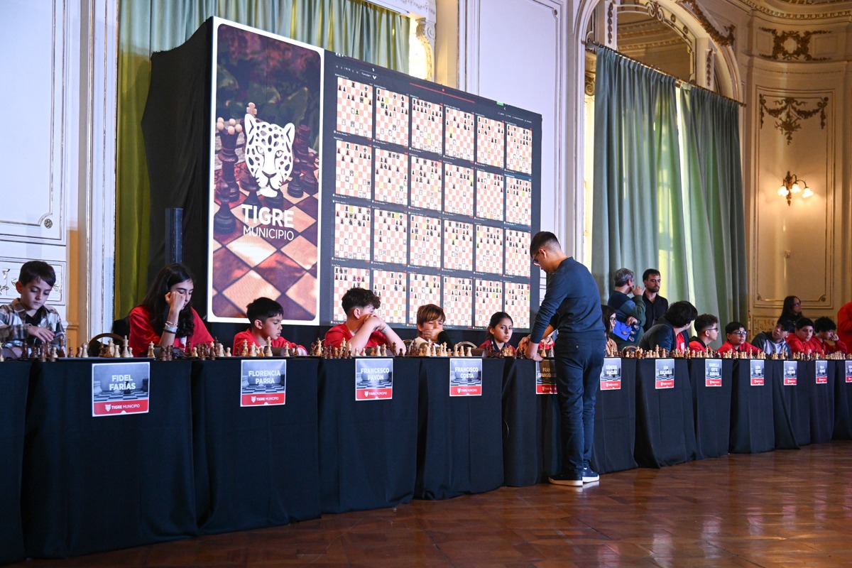 ZamoraJulio's tweet photo. En el marco de la #SemanaDelAjedrez, recibimos al GM Faustino Oro en el @MuseoArteTigre, donde participó de unas simultáneas con chicos y chicas de nuestra Escuela Municipal de Ajedrez. ¡Muchas gracias por la visita!

#TigreEsMiVida https://t.co/ViY31RYbLA