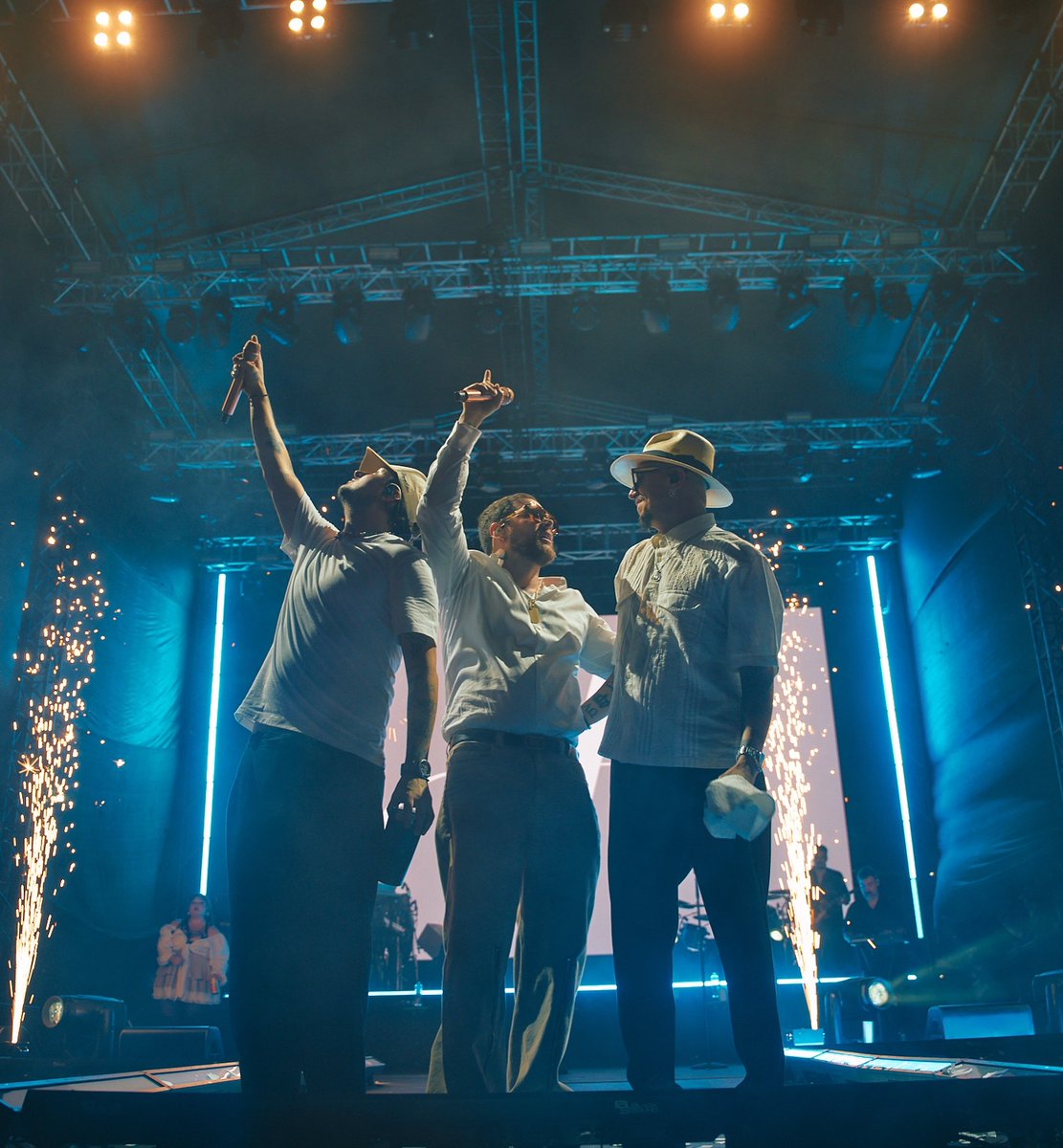piso21music's tweet photo. MEDALLO 🇨🇴 volvieron tus muchachos 💐 en plena feria y a cantar los himnos del 21! LES AMAMOS, SÚBETE 🩵 https://t.co/OszjAtyc9U