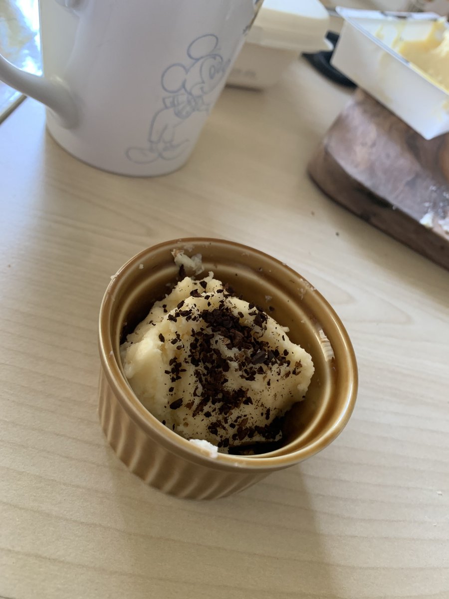 tgcsirocco's tweet photo. 朝はフード開発の時間。

今日はチーズケーキに
トッピング。

なんとこれ、ミル挽きの珈琲豆です。

北鎌倉ベルタイム珈琲の珈琲豆だから
美味しく食べられます！

……豆のまま乗せても良いな。 https://t.co/MXHc0T3S2F