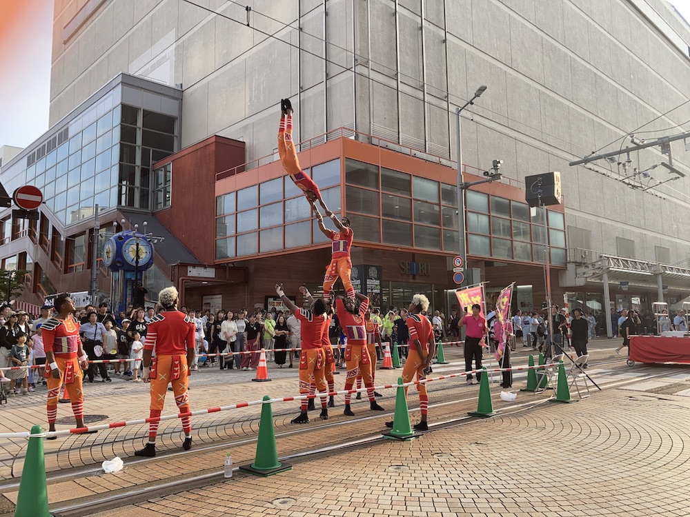 suwe_zo's tweet photo. 8月1日の　#福井フェニックスまつり の写真を少々
#民謡大会、オープニングは現在公演中の #ポップサーカス よりパフォーマーの方々の圧倒の演技
パフォーマーの方々は踊りの列にも参加されていました https://t.co/Owh597VpKr