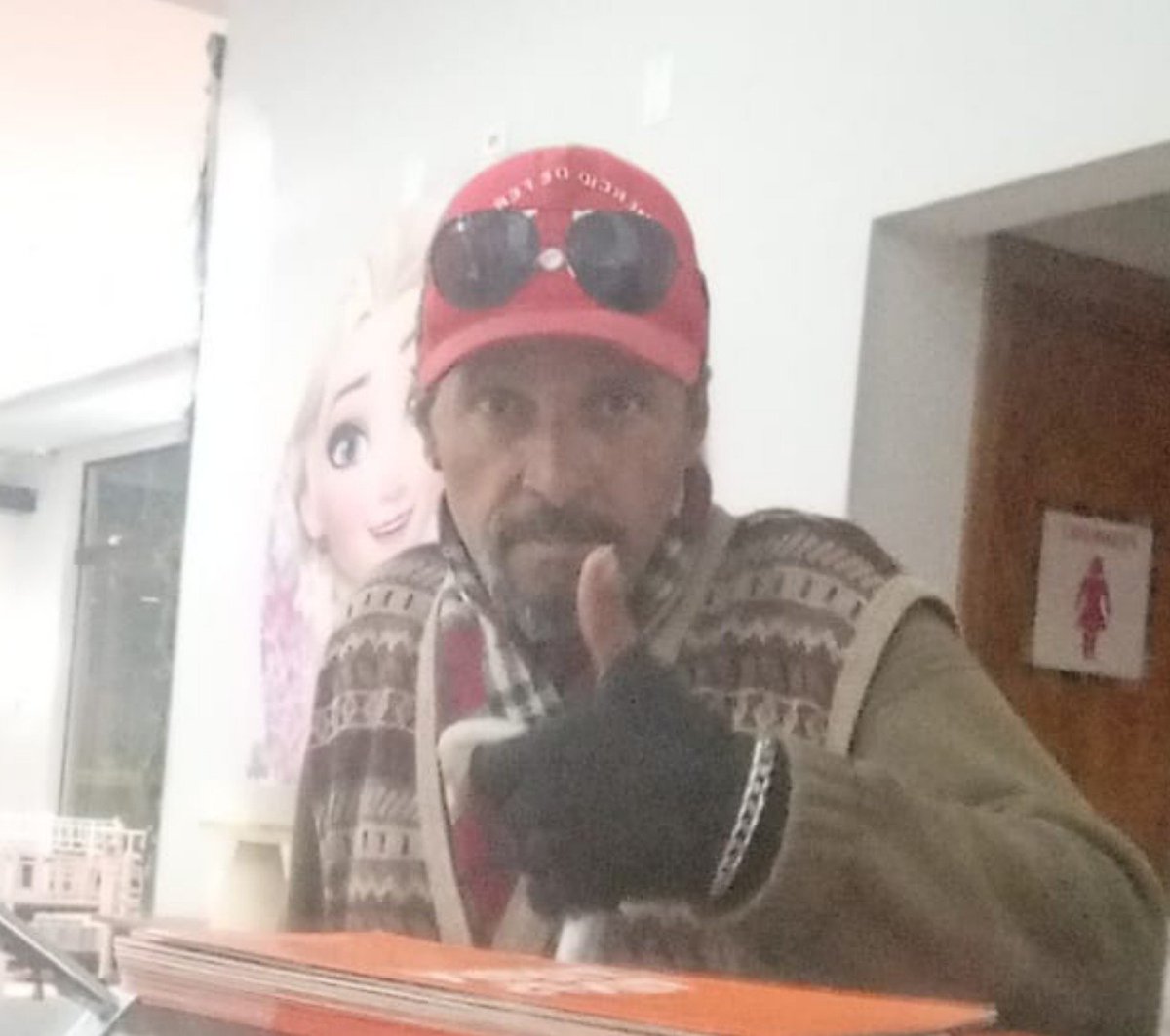 AndrewGui30's tweet photo. Vcs acham mesmo que eu vou sair com esse tempo chuvoso por conta de um role que envolve bebidas alcoólicas e tatuagem ? 
Pois já estou indo https://t.co/xtbOxLAFmN