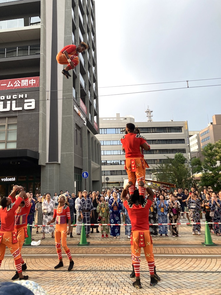 suwe_zo's tweet photo. 8月1日の　#福井フェニックスまつり の写真を少々
#民謡大会、オープニングは現在公演中の #ポップサーカス よりパフォーマーの方々の圧倒の演技
パフォーマーの方々は踊りの列にも参加されていました https://t.co/Owh597VpKr