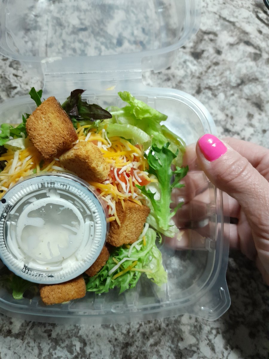 rosebudAv's tweet photo. @Chilis where's the rest of my salad ? When u order a side salad and half the container is empty 🙄 https://t.co/TKDoL5nlMi