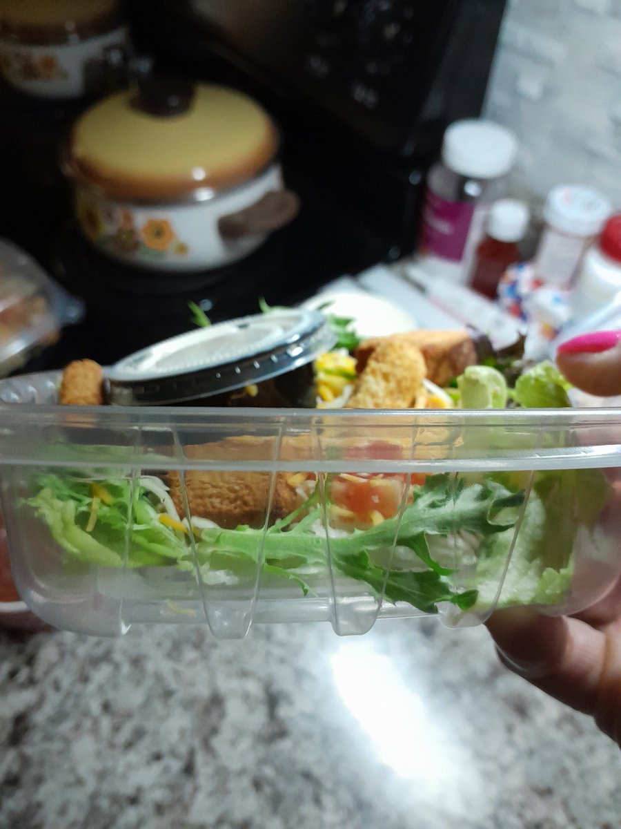 rosebudAv's tweet photo. @Chilis where's the rest of my salad ? When u order a side salad and half the container is empty 🙄 https://t.co/TKDoL5nlMi