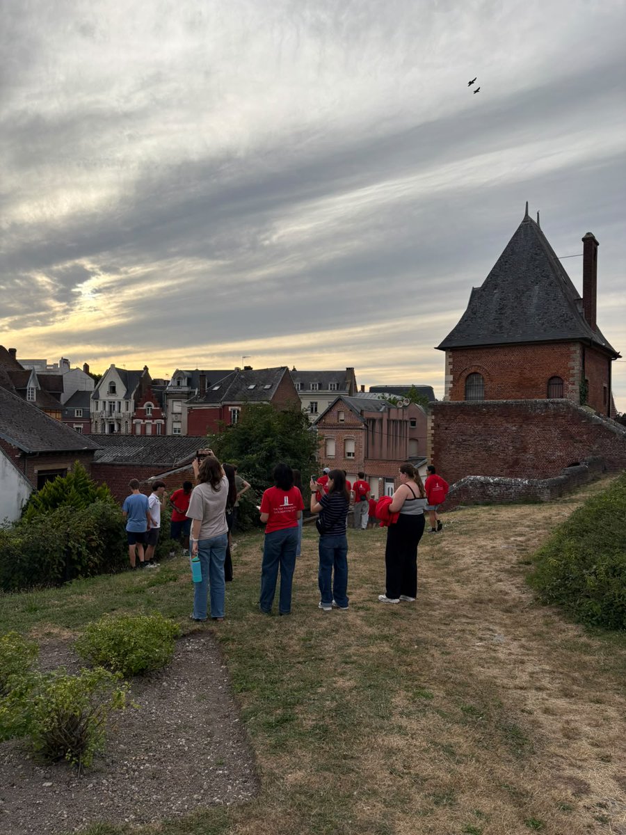 vimyfoundation's tweet photo. Aujourd'hui, les participants du programme du Prix Vimy Beaverbrook se sont réunis pour entreprendre leur parcours à travers la France et la Belgique, où ils passeront les dix prochains jours à explorer l'histoire et l'héritage de la Première et de la Seconde Guerre mondiale. https://t.co/RZwmf5xi5z