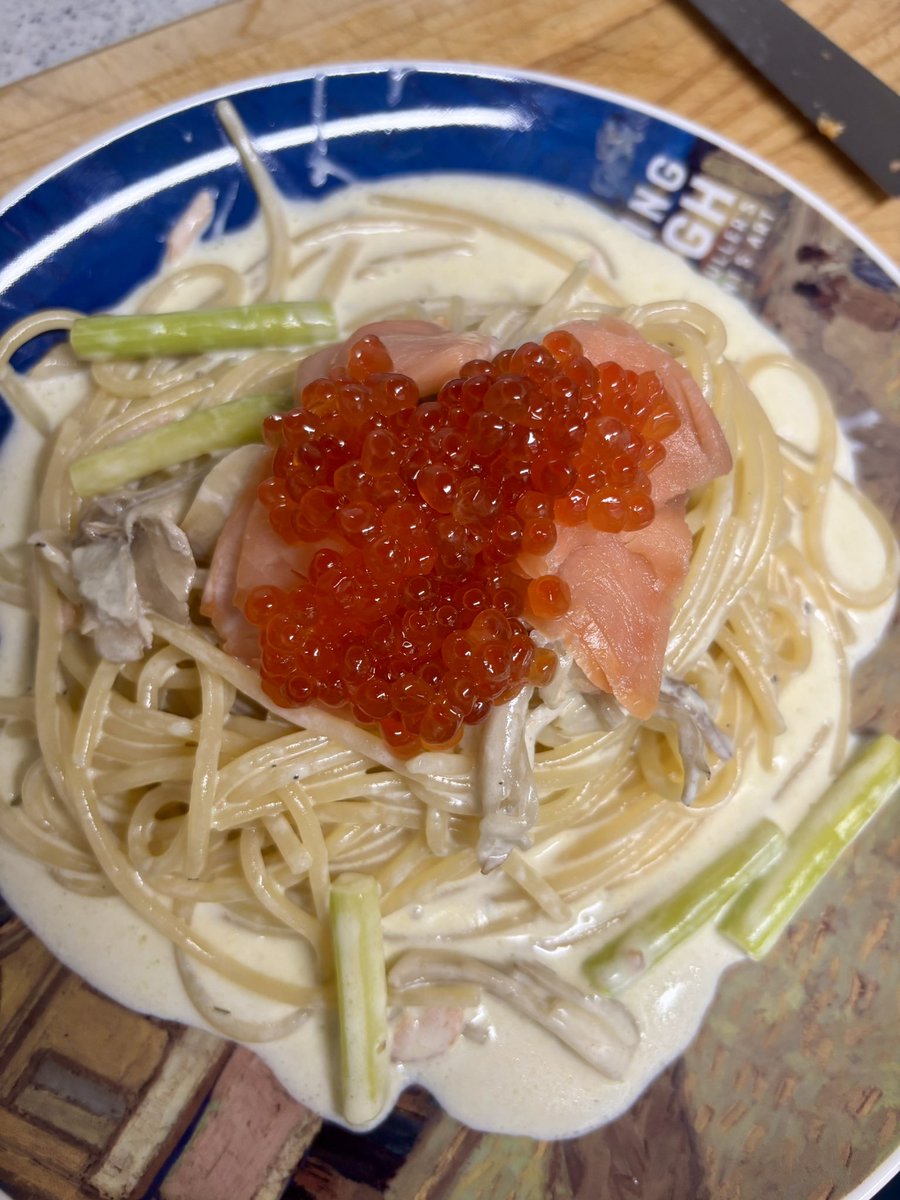 nmtraknzy's tweet photo. Spaghetti alla panna con salmone affumicato, asparagi e funghi, guarniti con ikura. https://t.co/jAZr3tBg49