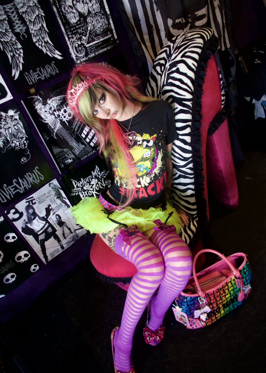 ROSIISWTCHBLADE's tweet photo. IDGAF! >:3 #scenequeen #myspace https://t.co/aQDpHLE3bf