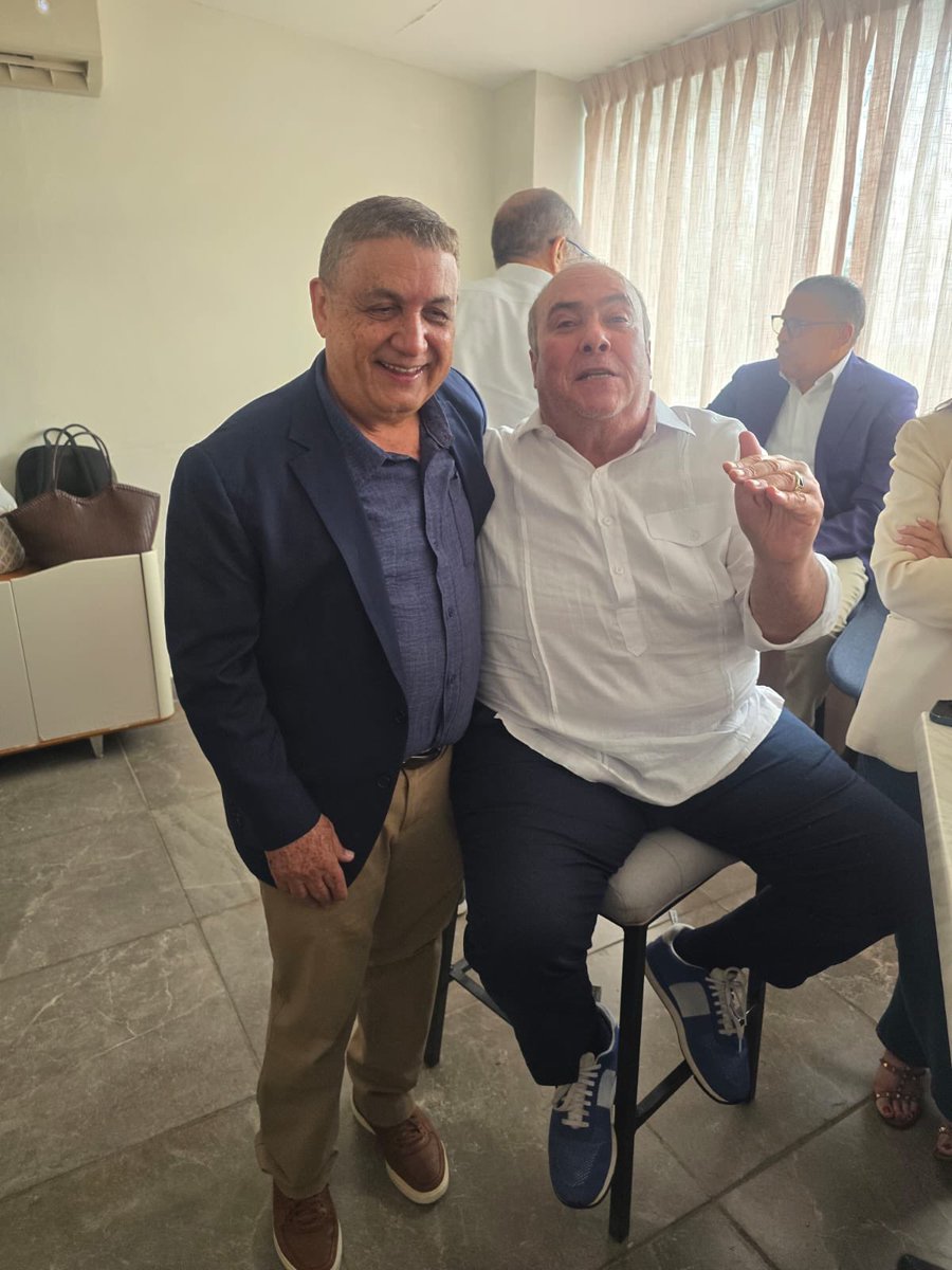 GustavoSanchezq's tweet photo. Estamos en modo UNⵊDAD PARA GANAR  ʏ ʟᴀ ᴘᴏʟɪᴛɪᴄᴀ ᴇs ᴇʟ ᴀʀᴛᴇ ᴅᴇ ᴘᴏɴᴇʀ ʟᴏs ᴘʀᴏᴘᴏsɪᴛᴏs ᴘᴏʀ ᴇɴᴄɪᴍᴀ ᴅᴇ ʟᴀs ᴄɪʀᴄᴜɴsᴛᴀɴᴄɪᴀs 
con mucha serenidad, 
mucha madurez, 
mucha humildad 
y la mirada puesta hacia delante, 
acá seguimos trabajando sumando voluntades, concentrados en lo verdaderamente importante que es el Futuro de nuestro país, por ello seguimos trabajando por Gonzalo y por el fortalecimiento del PLD
