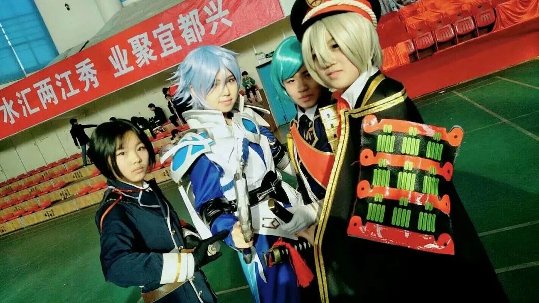 ynyoLxx's tweet photo. [今天的快乐是漫展给的！抓到了超还原的coser，集邮成功还挖到了限量周边，这波血赚！]， https://t.co/dq64EWCFqc