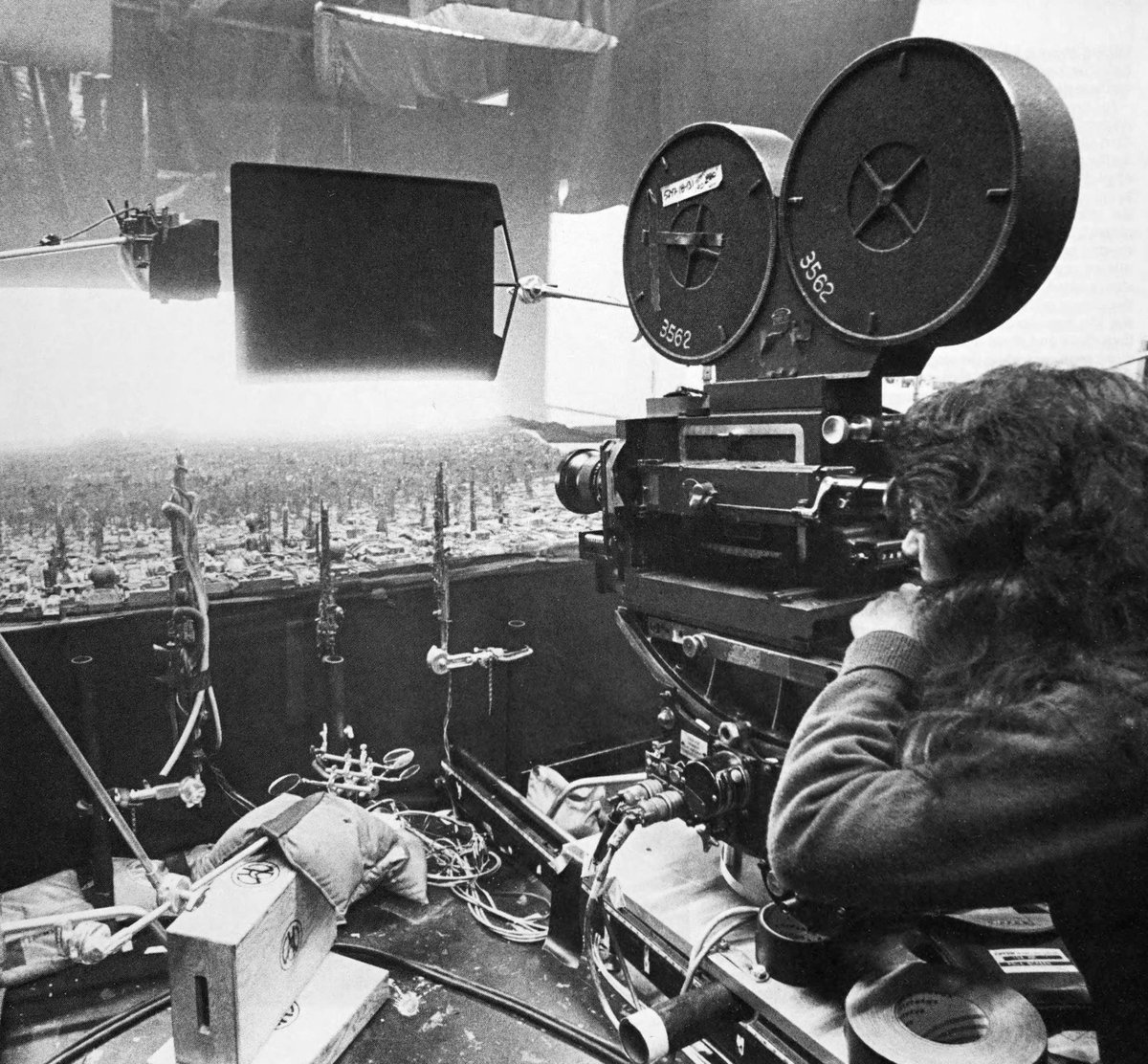 SciFiArchives's tweet photo. On the set of BLADE RUNNER, 1982. https://t.co/dI6YdQ21Qu