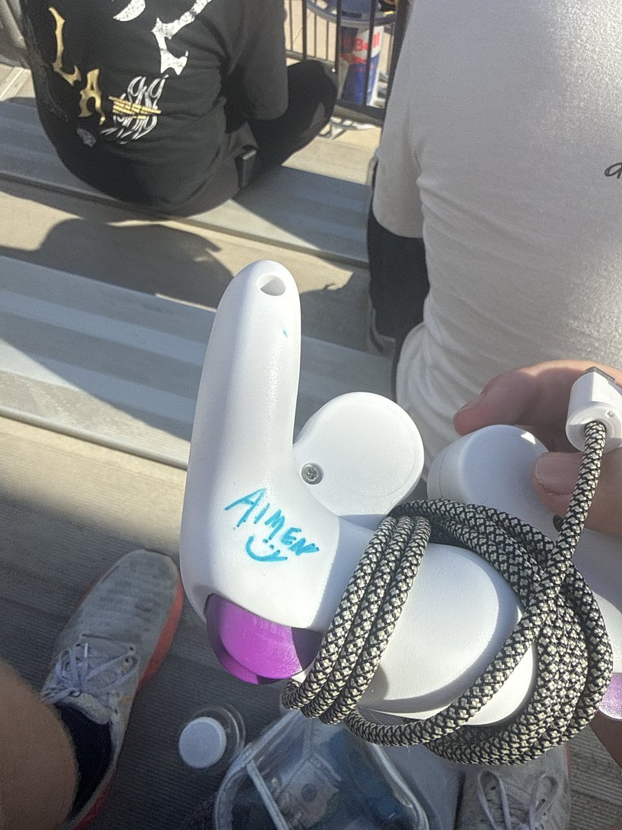 GamerTheThird's tweet photo. @aidencalvin thank you for signing my controller and making my birthday! 💙 https://t.co/wixNQqZCv2