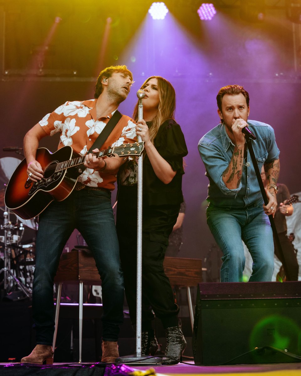 HillaryScottLA's tweet photo. Second show with @TheTimMcGraw and @thechicks this summer! What a dream getting to play @fenwaypark. 🙌 Thanks for showing us so much love, Boston. ❤️

📸: Marisa Braden https://t.co/gvFQdhXxKl