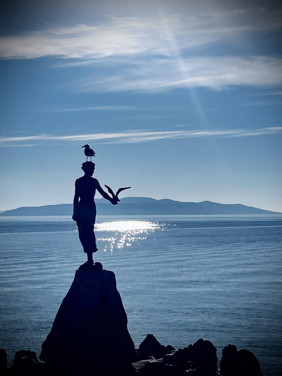 goranhuber's tweet photo. Svojevremno mi je trebalo da shvatim da je zabluda da #letovanje obavezno podrazumeva svakodnevni i skoro celodnevni boravak na “klasičnoj” plaži. Nakon odrastanja na dalmatinskim i grčkim plažama, prvi susret sa Istrom i Kvarnerom bio je “kakav je ovo lomivrat, gde mi je plaža?”.
Vremenom mi je magična #Istra objasnila - toliko toga se radi i van plaže. Dragulji skriveni u njenoj unutrašnjosti, i biseri na njenoj obali - mogu samo da žalim onoga koji provede ceo odmor na plaži.
A plaža - ne mora ni biti na pesku i šljunku; najlepše je more baš tamo gde se lomi o stene, pod granjem borova. Ko se jednom navikne na kupanje sa stena, nema više nazad na pesak. I tamo gde su stene - nema gužve. Ne bih ti sada legao na plažu sa naguranim ležaljkama da mi platiš.
I u pravu je Oliver - ča će mi Kopakabana?
Zaista san proša svita, i España, i daleki Brazil, i kupao se i na Kopakabani, sve te destinacije dao bih za onaj tren, kad prođem Tuhobić i spazim naš plavi Jadran i lepi Kvarner, vašu lipu Učku i krasnu zemlju Istru milu, moju #BellaFiume i Trsat, moj Lungomare, moju Plavu Lagunu, moje parče raja tamo, koje više ni za šta ne dam.
I sada se zna desiti, kada povedem nekoga naviknutog na “grčki” tip plaža na more u Istru, taj prvi razočarani izraz lica i pitanje “a gde nam je prava plaža?” A posle, kad im pokažem letovanje na “moj način”, zaborave na peščane plaže, i kažu - moramo se vratiti ovde 🤗