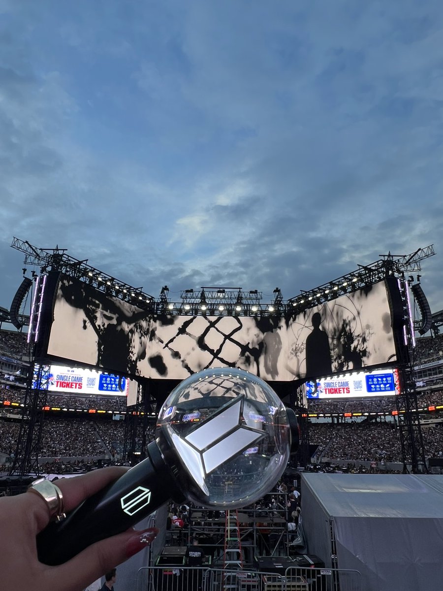 VoteWithARMY's tweet photo. they don’t know i’m votewitharmy ☺️💜

#MetlifeDay1 #BTSARIRANG #BTS https://t.co/EYNiEoyL55
